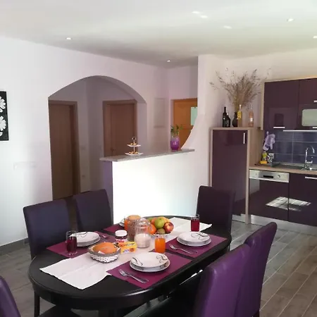 Vidovic - Two Bedroom With Terrace And Garden View Apartment
