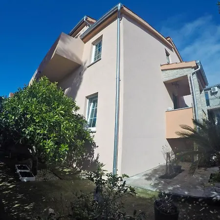 Vidovic - Two Bedroom With Terrace And Garden View Apartment