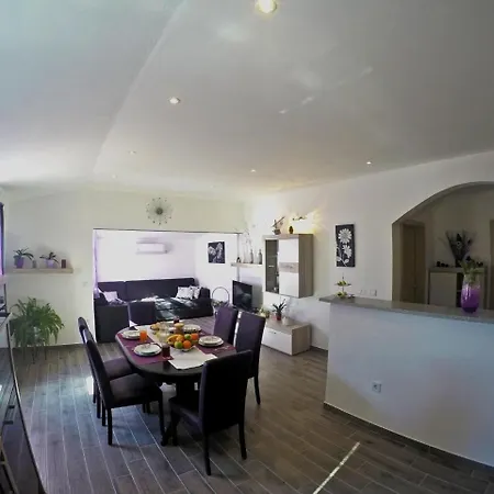 Vidovic - Two Bedroom With Terrace And Garden View *