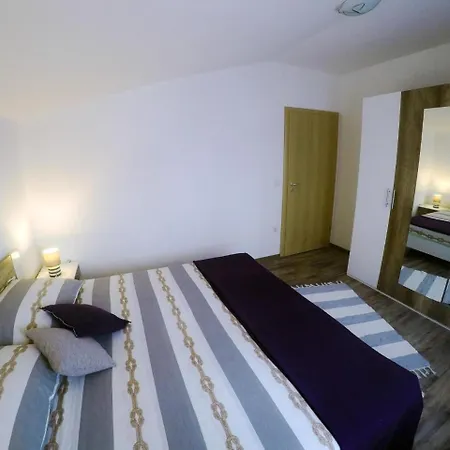 Vidovic - Two Bedroom With Terrace And Garden View Apartment