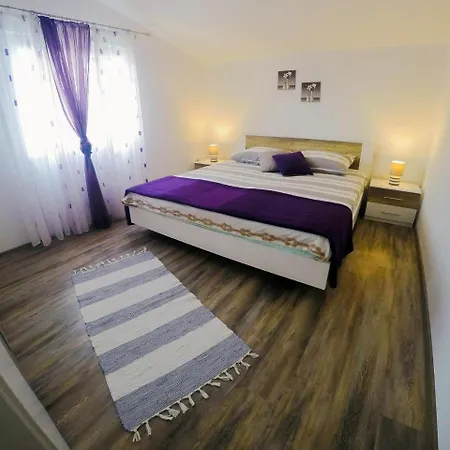 Apartment Vidovic - Two Bedroom With Terrace And Garden View